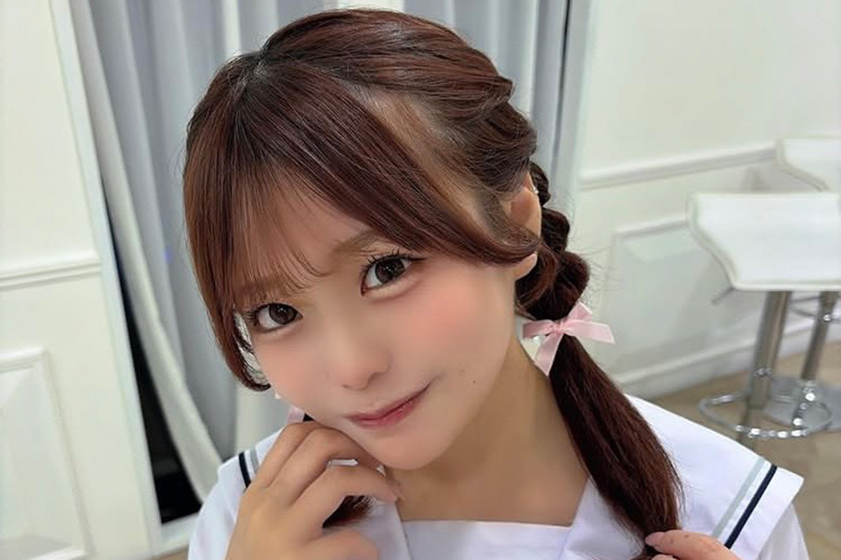 #よーよーよー・杉井みぃ、ミニスカ制服姿に「破壊力すごい」「脚キレイ」の声