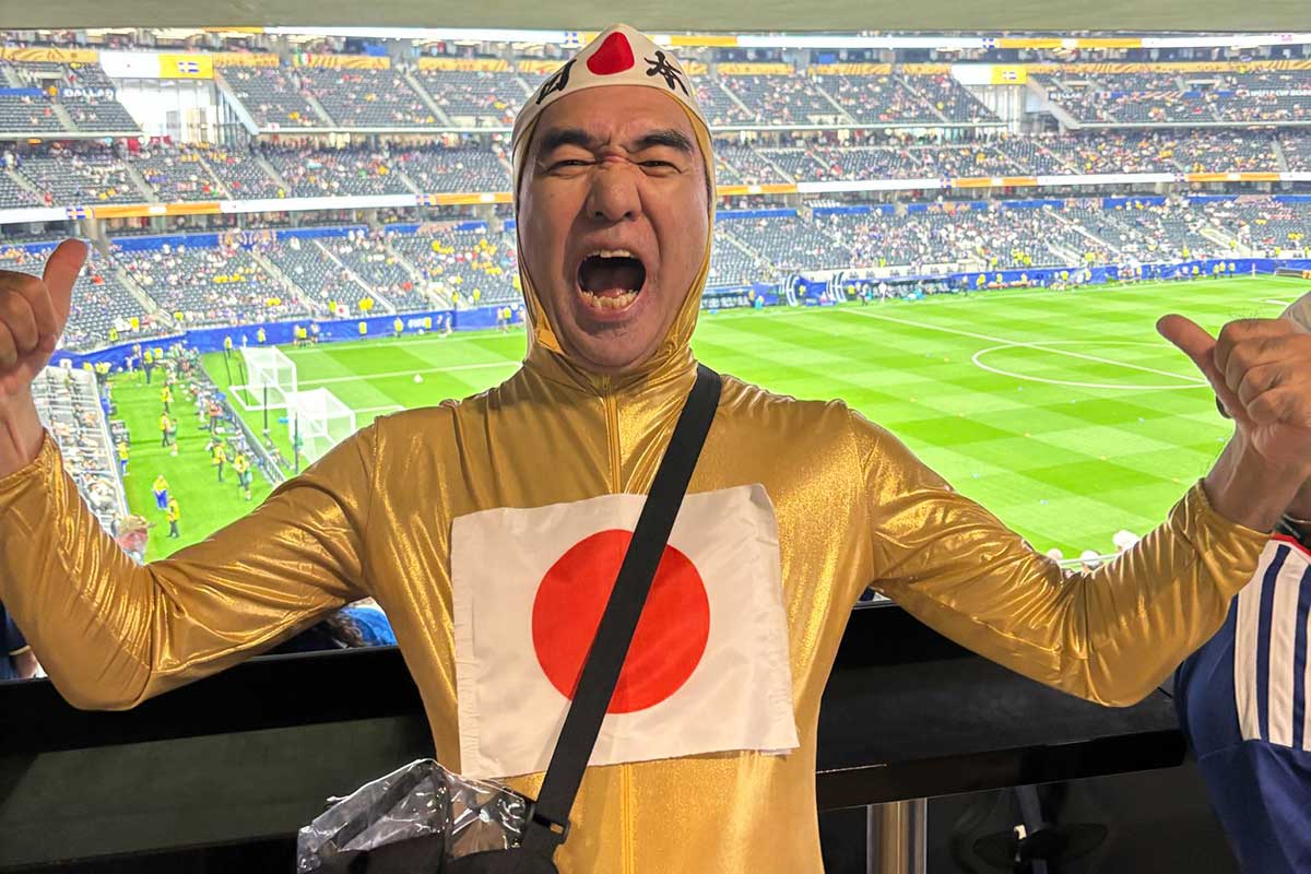 「すごい目で見られてるwww」　W杯現地観戦の江頭2:50、背後の女性にネット釘づけ「ヤバすぎ」「冷めた視線がジワる」