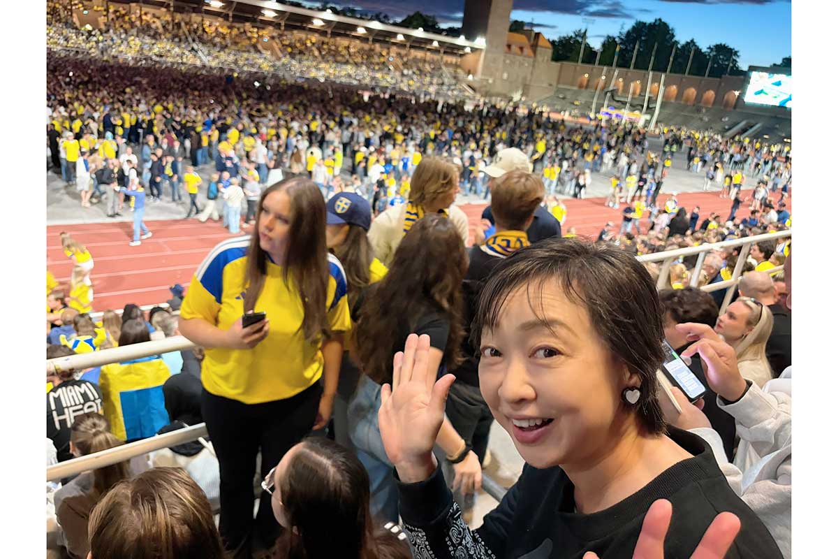『金八』ヒロイン女優、白夜のスウェーデンでW杯代表戦を観戦「午前2時とは思えない応援と空」　川上麻衣子が投稿