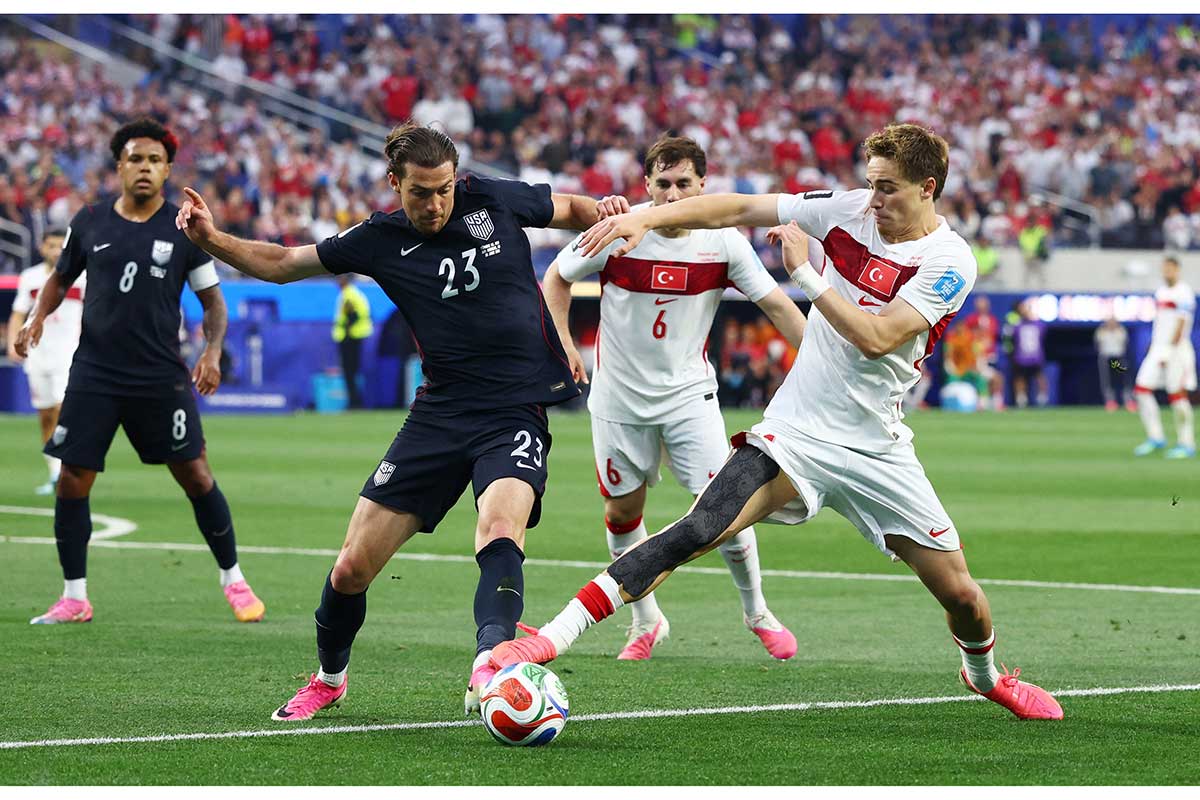 サッカーW杯の観客席で激しく喜ぶファン→まさかのハリウッドスター　ネット仰天「点入ったら喜ぶんだ」