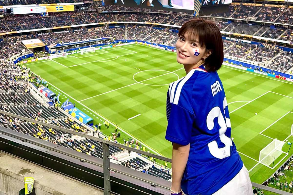 W杯日本代表戦で注目の石井里奈、夫も登場の新婚旅行に反響「旦那さん顔小さい」「楽しそう」