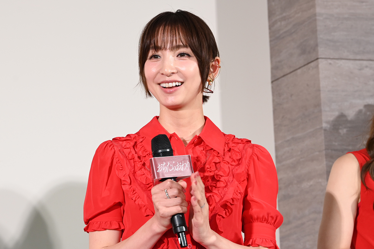 篠田麻里子、再婚発表後初の公の場　左手薬指には指輪キラリ…真っ赤なワンピース姿でドラマへの意気込み語る