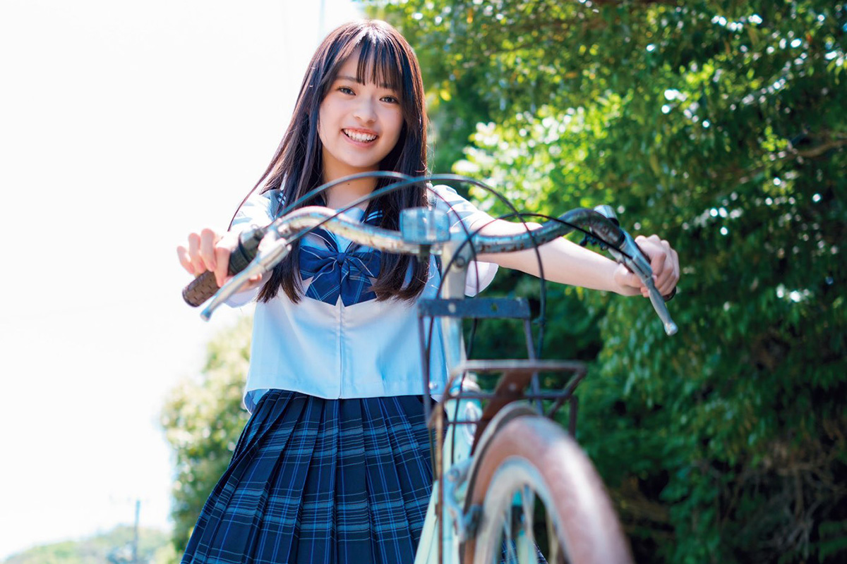 小森香乃、ミニスカ制服の自転車またがりショット　「脚ながーい」「めっちゃ可愛い」と称賛の声