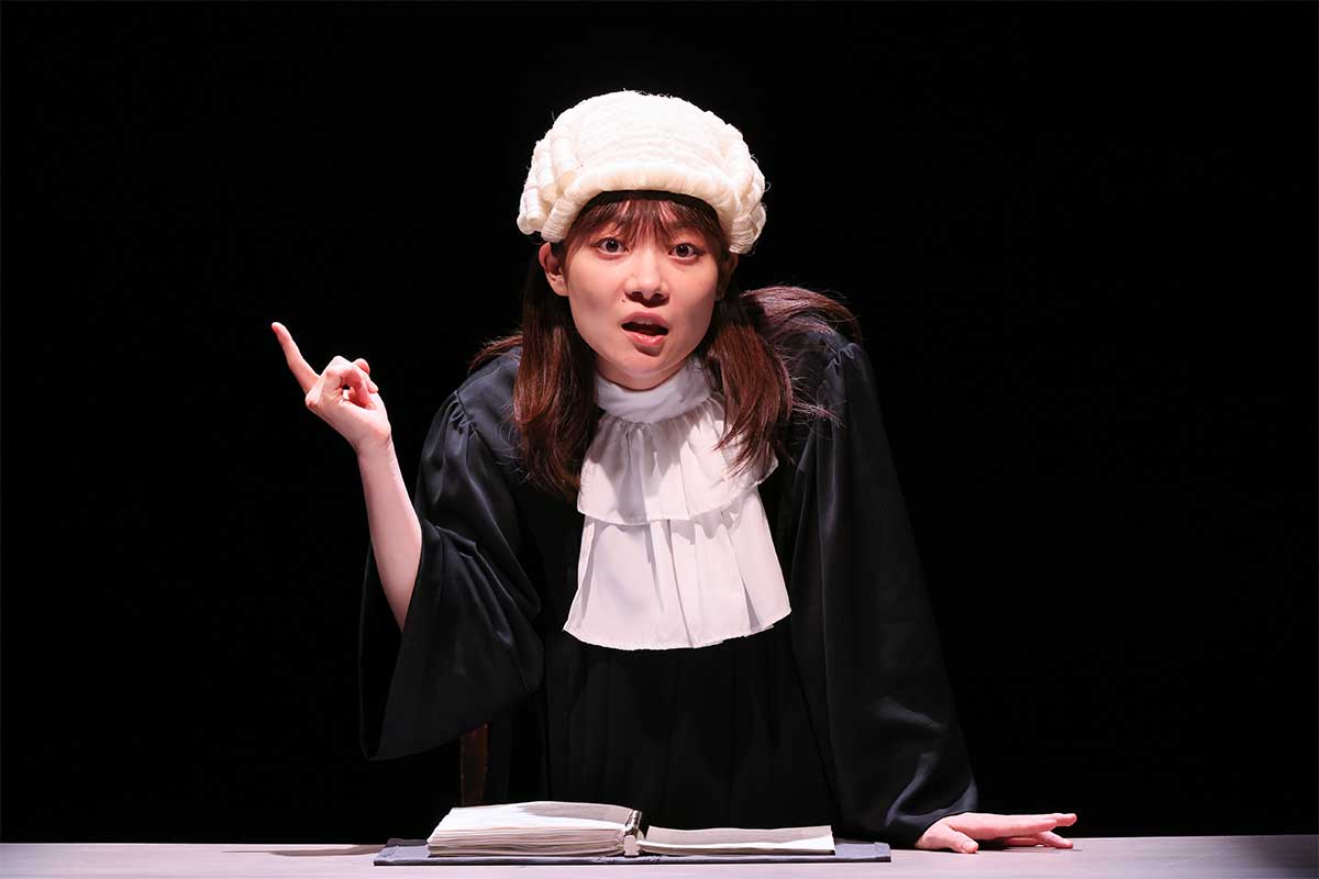 三浦透子、衝撃の一人芝居『プライマ・フェイシィ』開幕　法廷弁護士の葛藤描く世界的話題作を日本初演