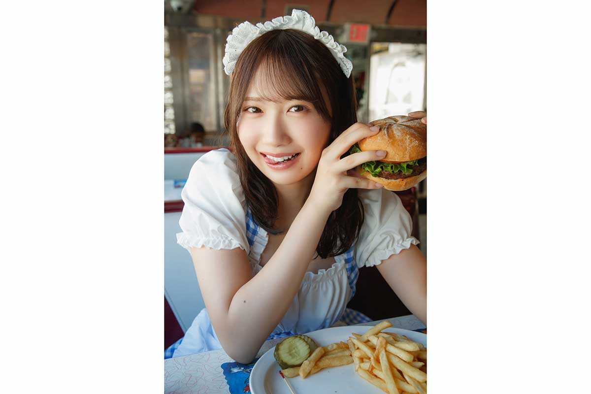 日向坂46藤嶌果歩、ウェイトレス姿で“もぐもぐショット”「ずっと着ていたいくらいお気に入りでした」