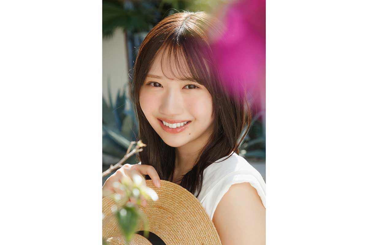 日向坂46藤嶌果歩、純白ワンピース×花の爽やかショット「願いがかなったカットになります」
