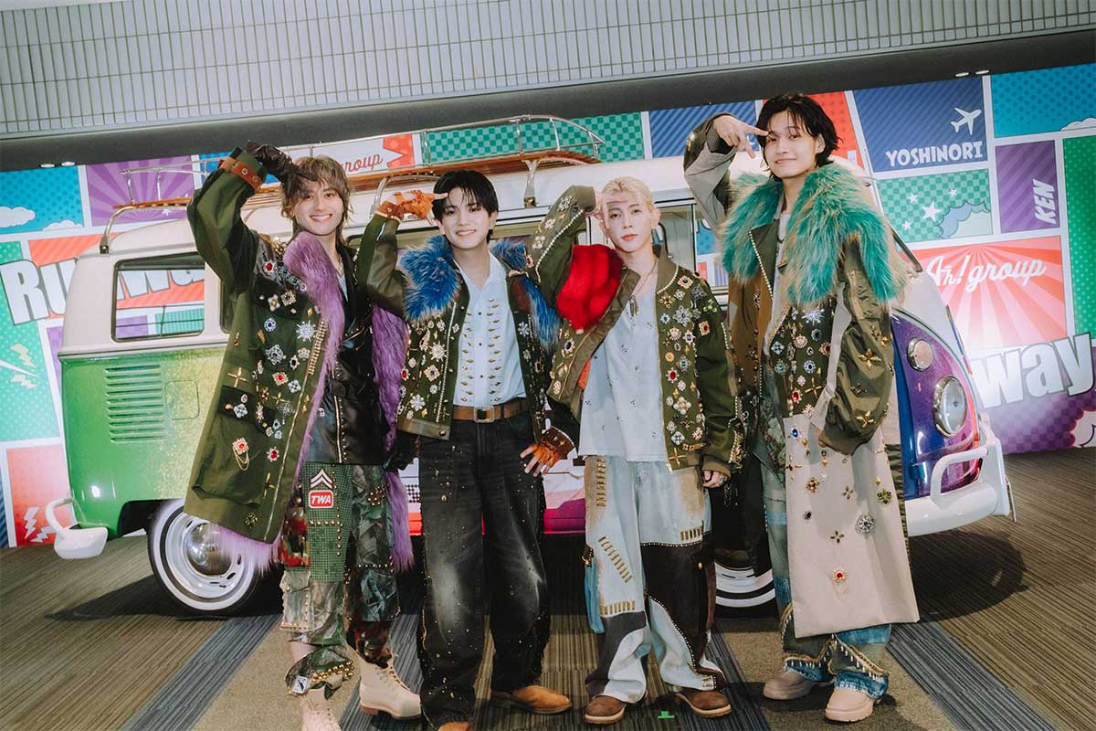 報道陣からの「Aぇ! ポーズ」要望に笑顔で答えるAぇ! group【写真：Kosuke Ito】
