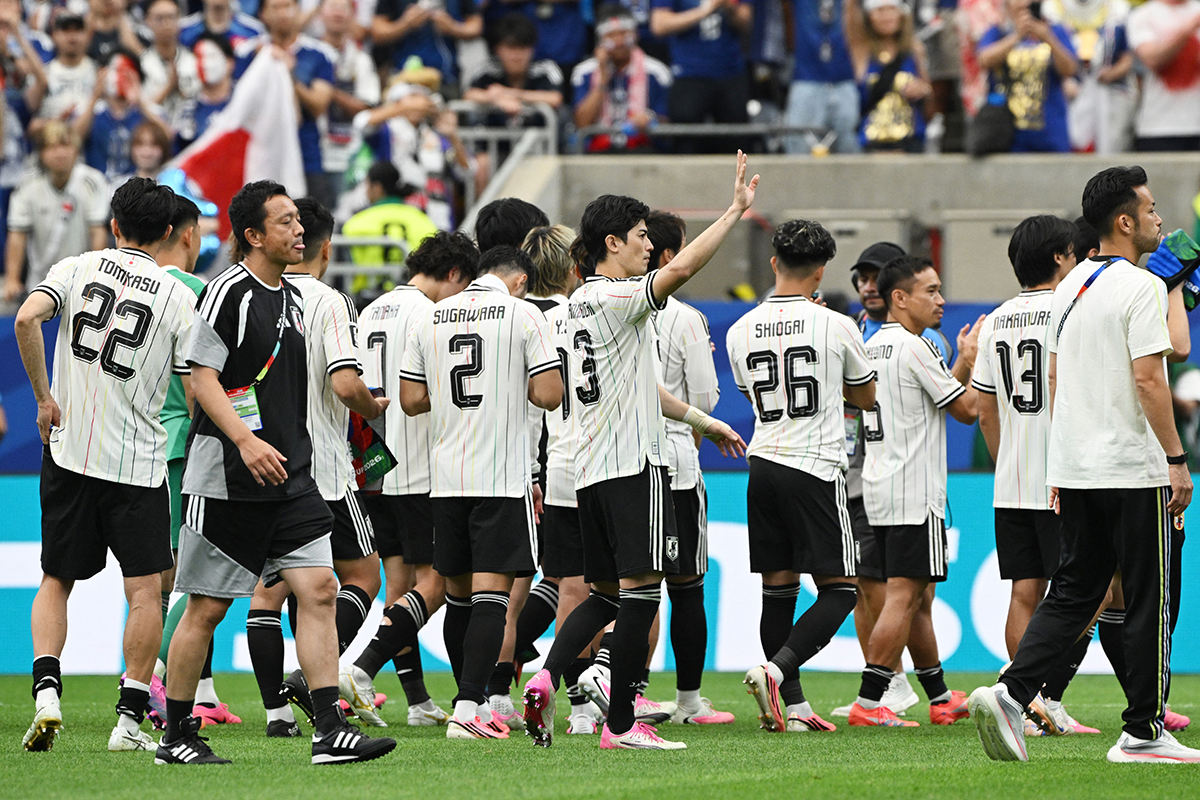 試合後の日本代表DF夫とのハグが反響止まず　泉里香、海外から「嫉妬してしまうほどの美男美女」「絵になる」の声