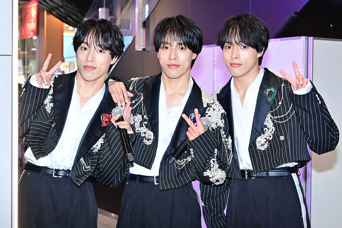 一卵性三つ子・佐藤三兄弟、歌舞伎町で“阿修羅ダンス”初披露　ファン200人を魅了…目標は「紅白出場」
