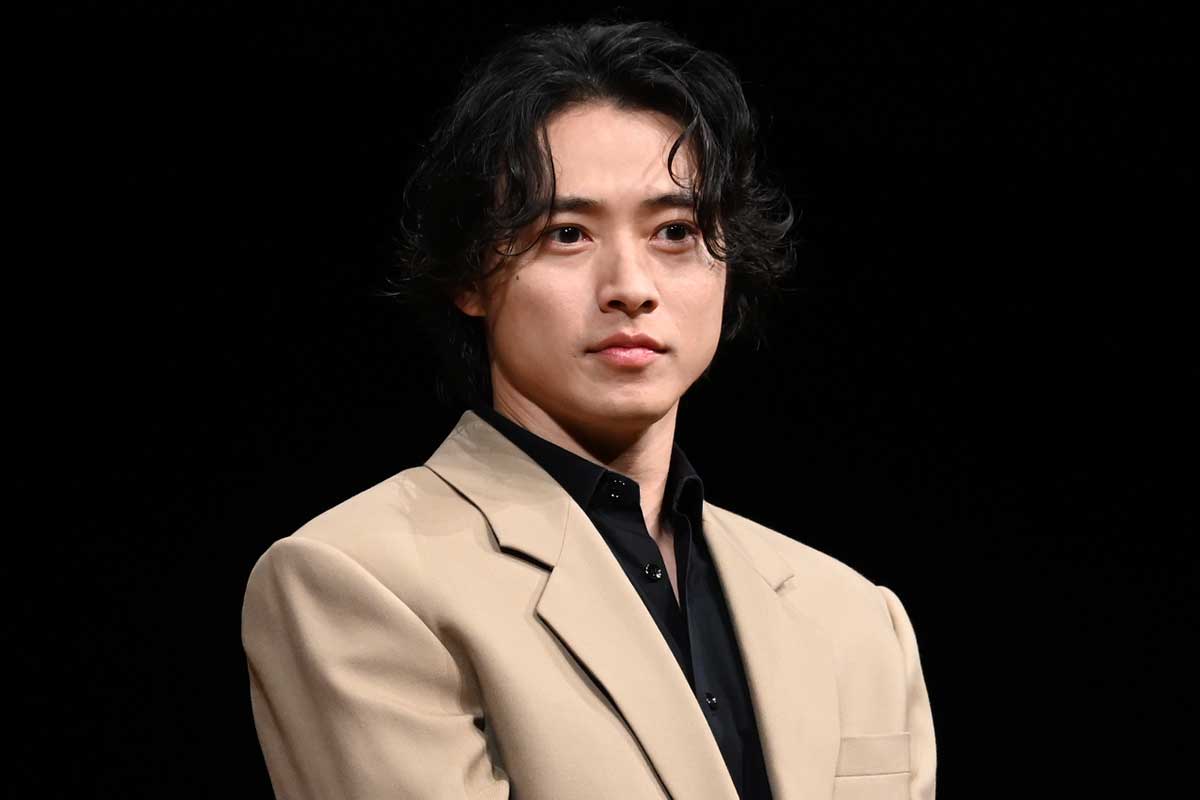 山﨑賢人、サプライズ登場で観客から悲鳴に近い歓声「大切な日に来られて嬉しいです」