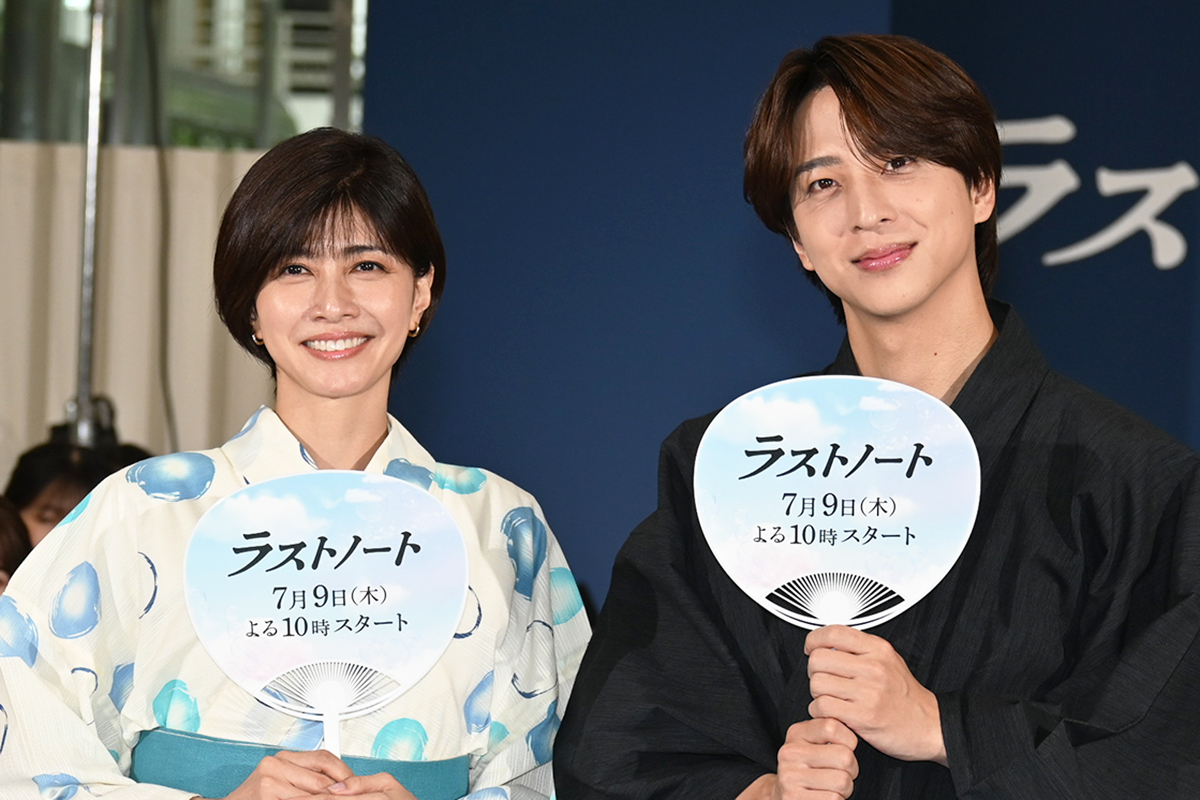 イベントに登壇した内田有紀とtimeleszの寺西拓人（左から）【写真：ENCOUNT編集部】