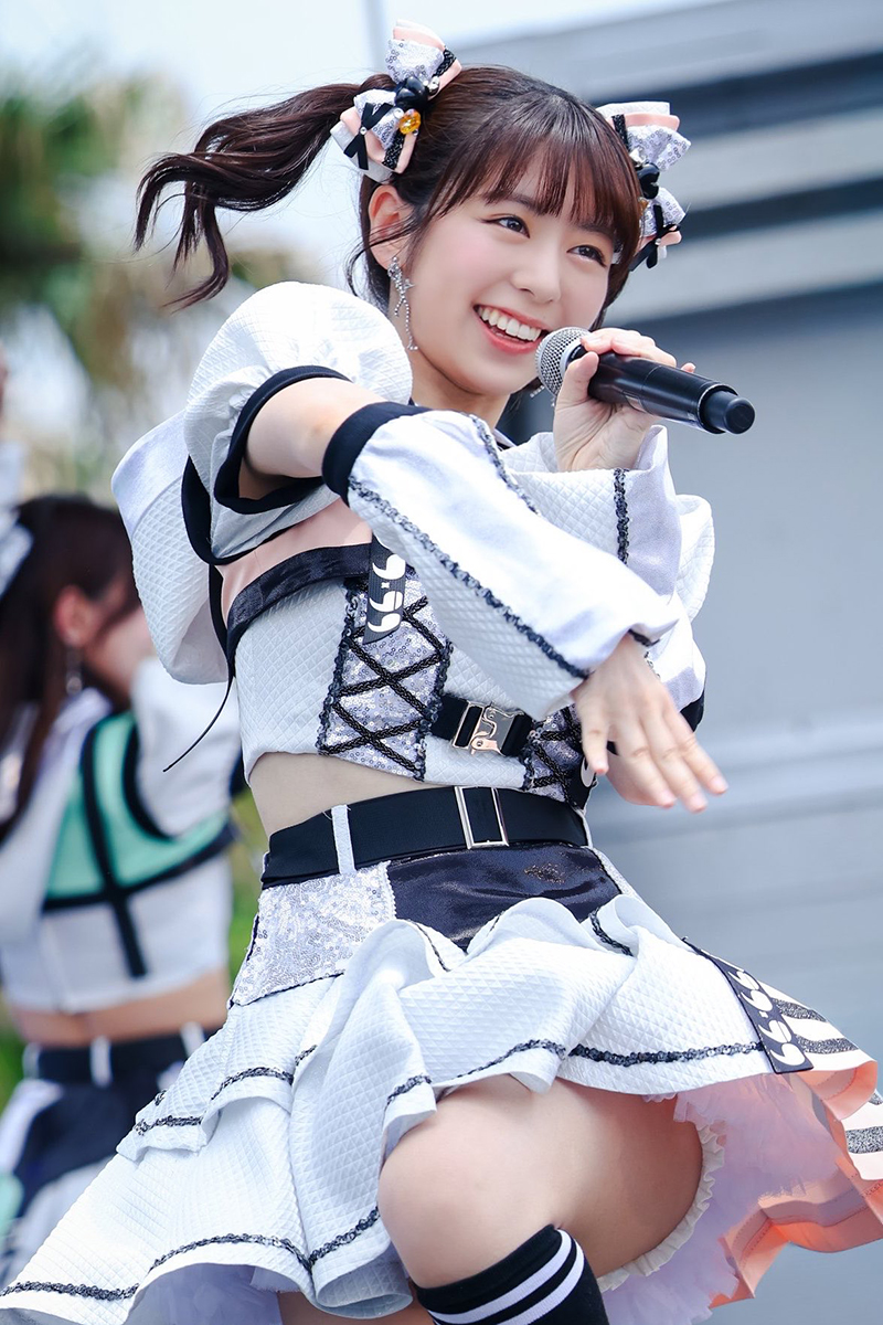 “ステージ上の”ラフ×ラフ・吉村萌南【写真：X（＠monamin_y）より】