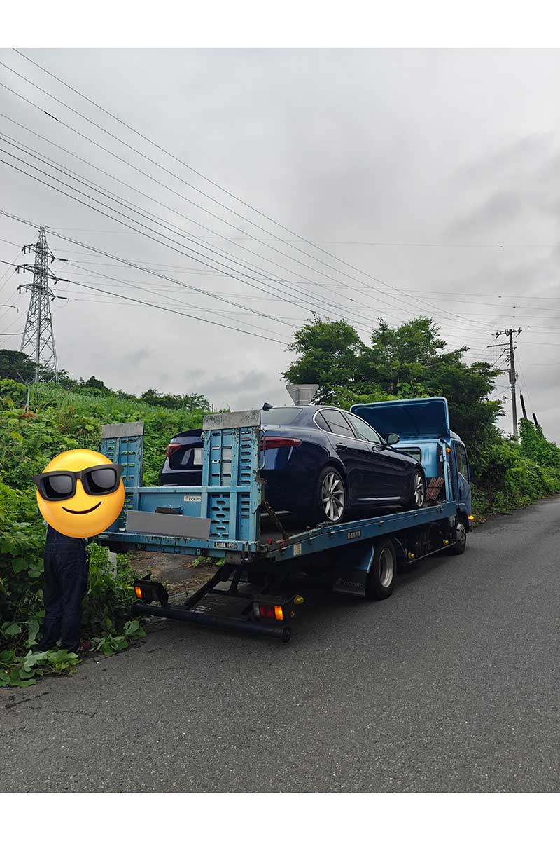 泣く泣くレッカー車に載せられたアルファロメオ・ジュリア【写真:投稿者提供】