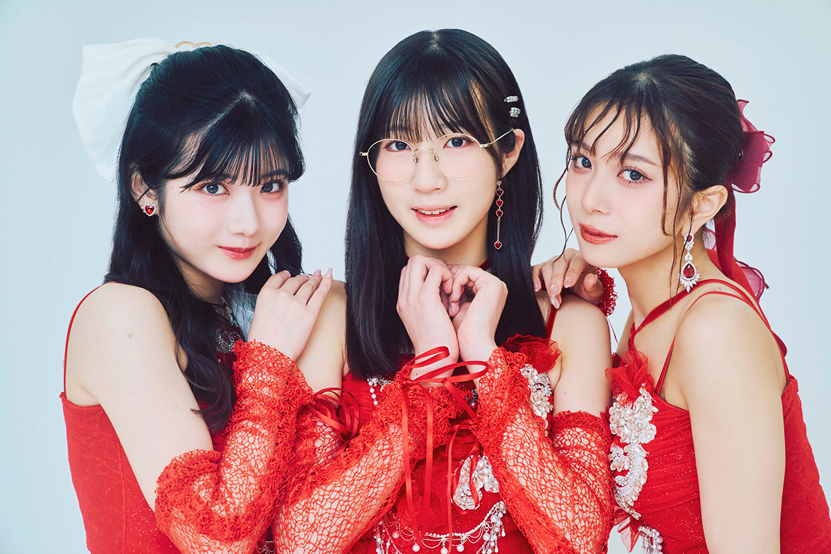 キュートな表情でレンズを見つめる川嶋美楓、林仁愛、井上玲音【写真:高田啓矢】