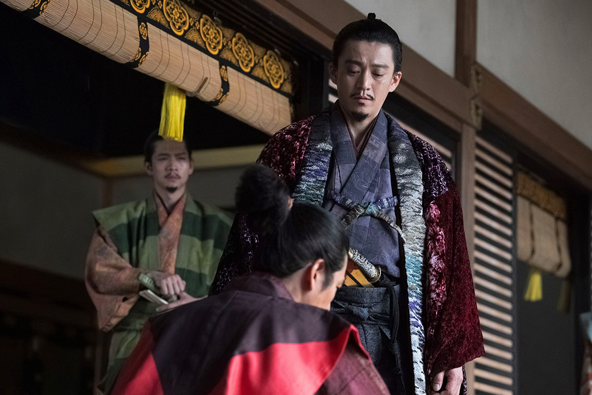 『豊臣兄弟！』光秀ボコボコ、“信長キック”が「プロレス」「やり過ぎじゃ…」　視聴者騒然「いくらなんでも」
