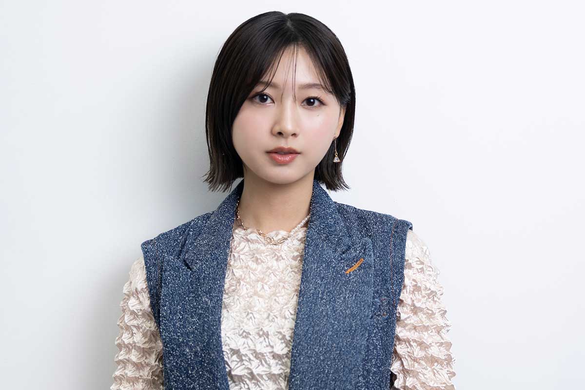 競馬場に降臨した「絶世美女！」　プレゼンター務めた肩出し黒ドレス女優に「可愛すぎてメロメロです」