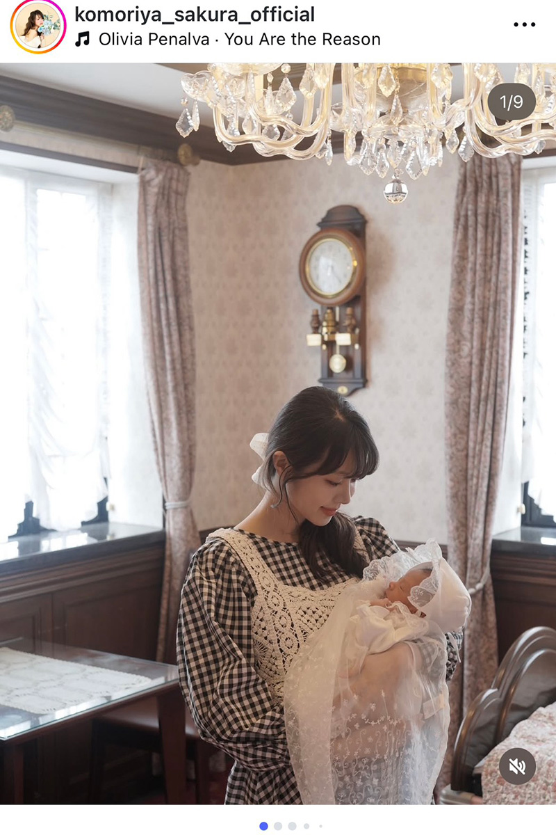 第一子を抱くこもりやさくら【写真：インスタグラム（＠komoriya_sakura_official）より】