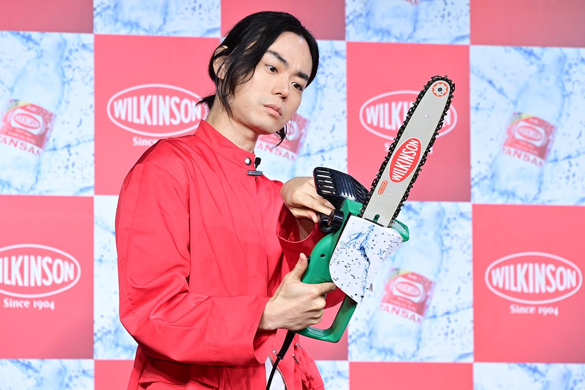 菅田将暉、人生初のチェーンソーに興味津々　颯爽にポーズも「B級ホラーみたい（笑）」