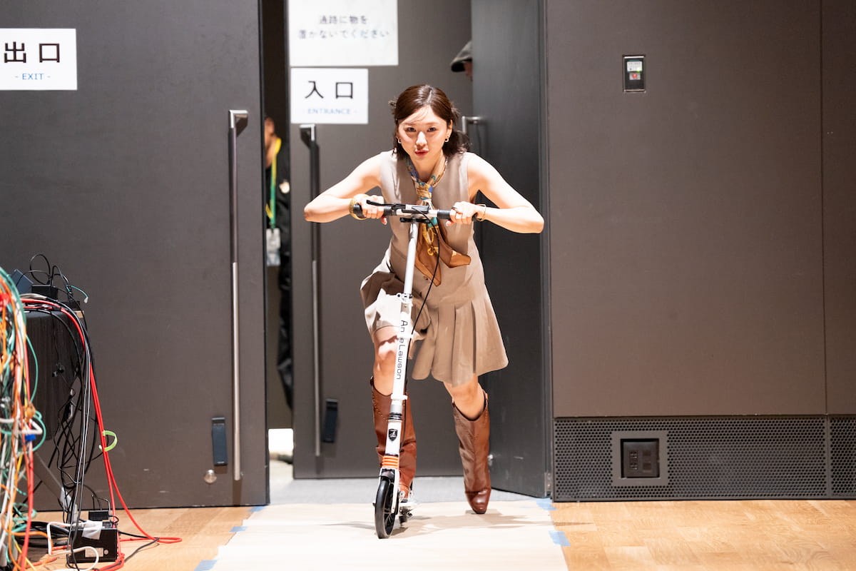 会場後方からキックボードで登場した富田鈴花【写真:増田美咲】
