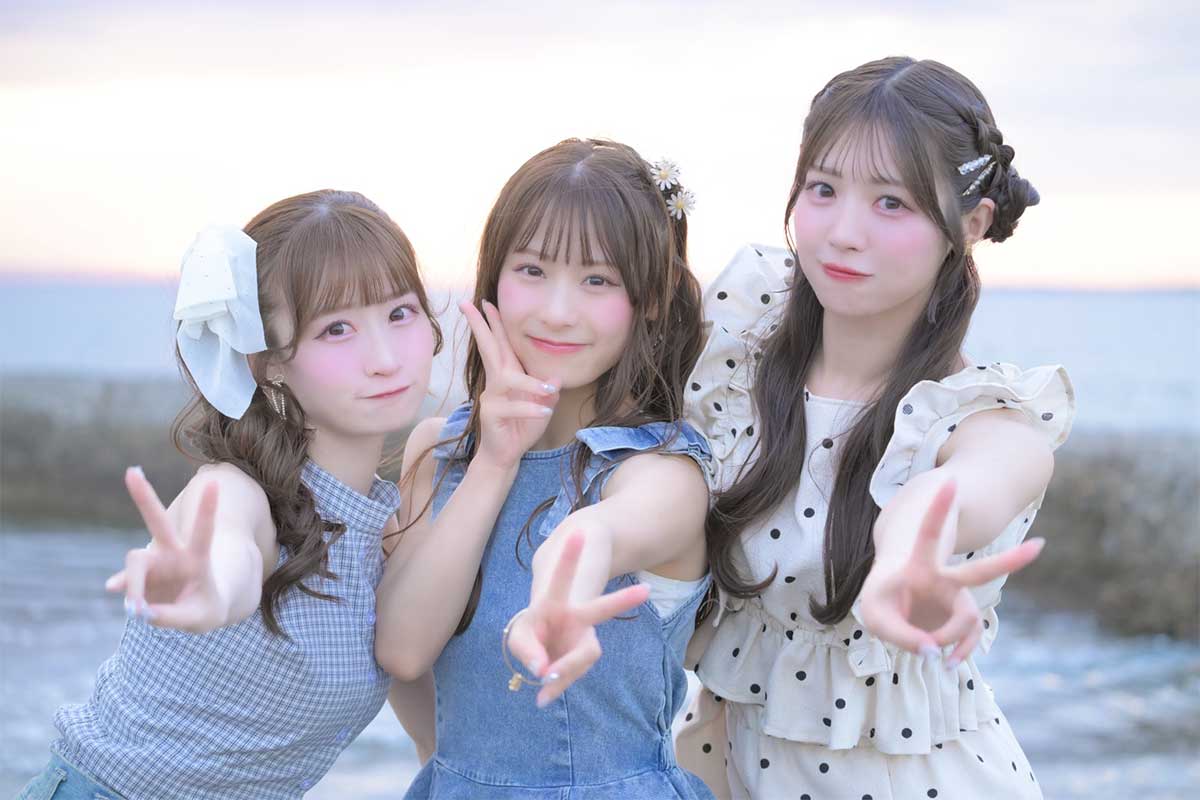 佐野心音（左）、山崎玲奈（中央）、浅原の“初期メンズ”の絆は固い