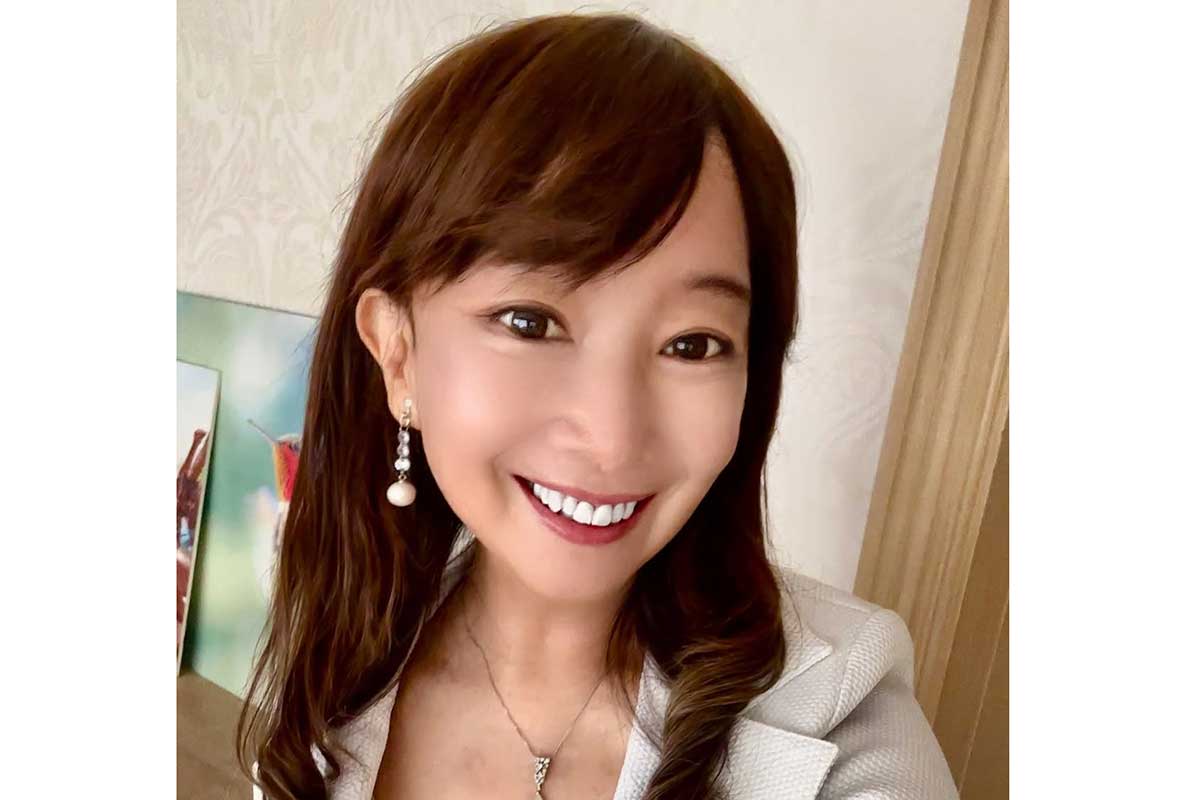 アグネス・チャン、“すらっ”とな白スーツ姿に注目「とてもいいスタイル」「50年前とは違った魅力を感じる」