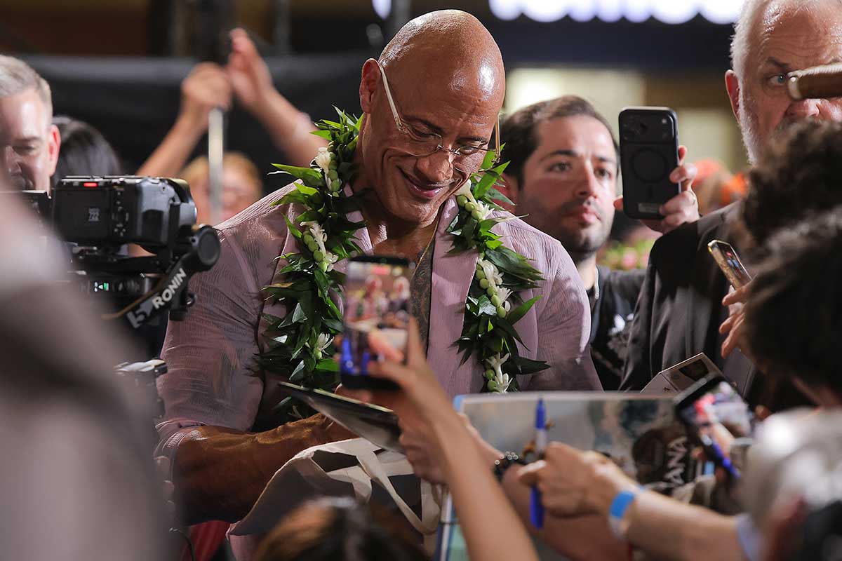 ドウェイン・ジョンソン、12年ぶり来日で“神対応”　サイン＆熱いハグに男性ファンが涙