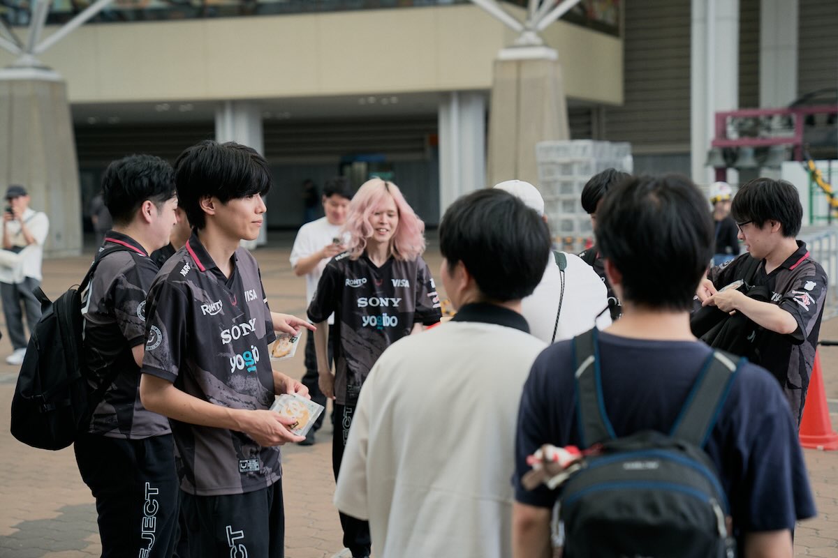 ファンと交流するあぐのむ（左から2人目）【写真：(C) Cygames, Inc】
