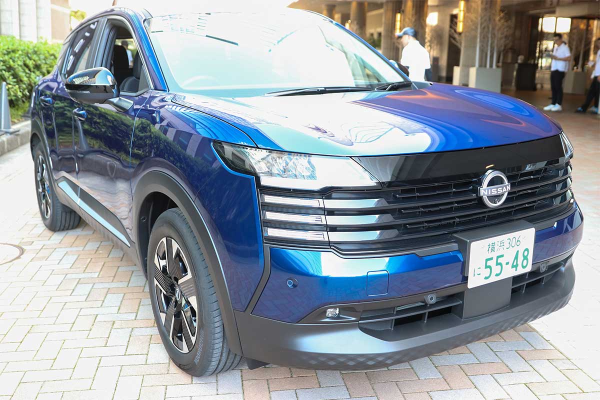 電動駆動4輪制御技術「e-4ORCE」を搭載した青の4WD車。角張った造形が際立つフロントビュー【写真：平木昌宏】