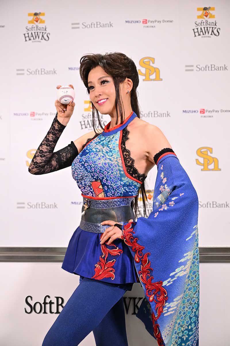 藤原紀香がセレモニアルピッチに登場