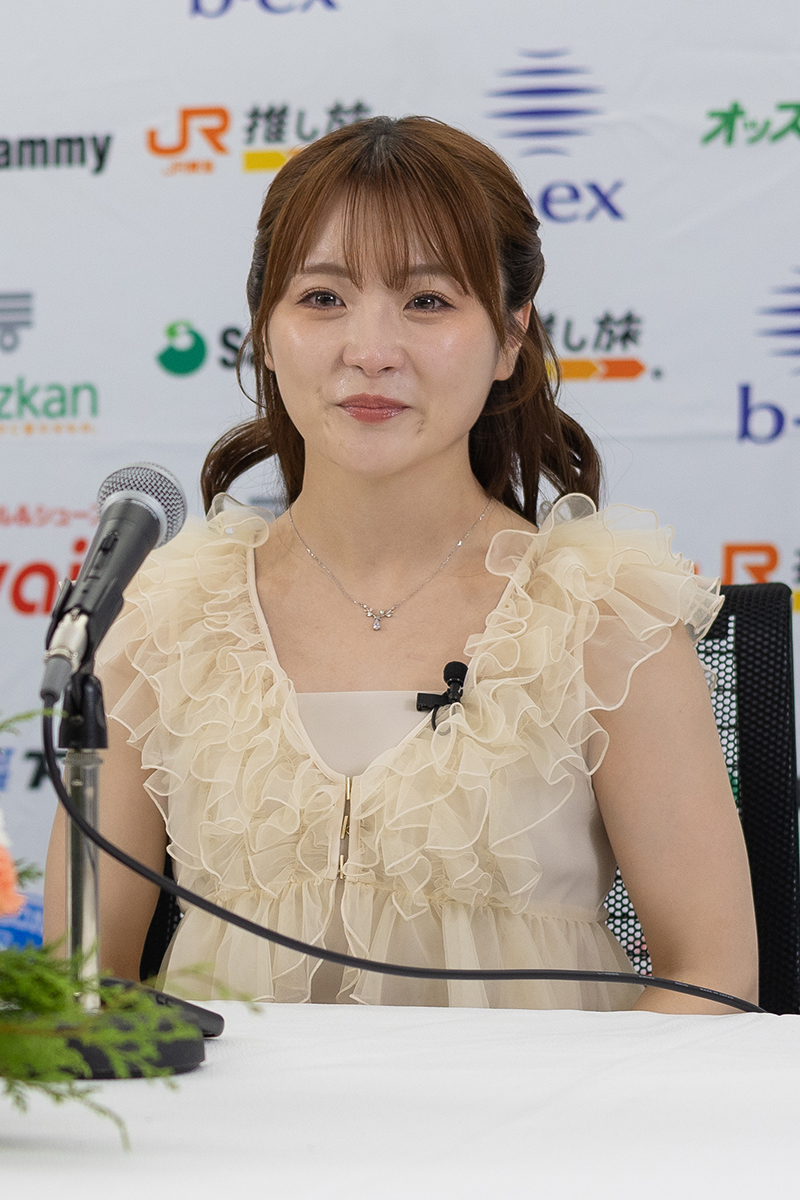 思い出を語りながら涙を浮かべる場面も【写真：橋場了吾】