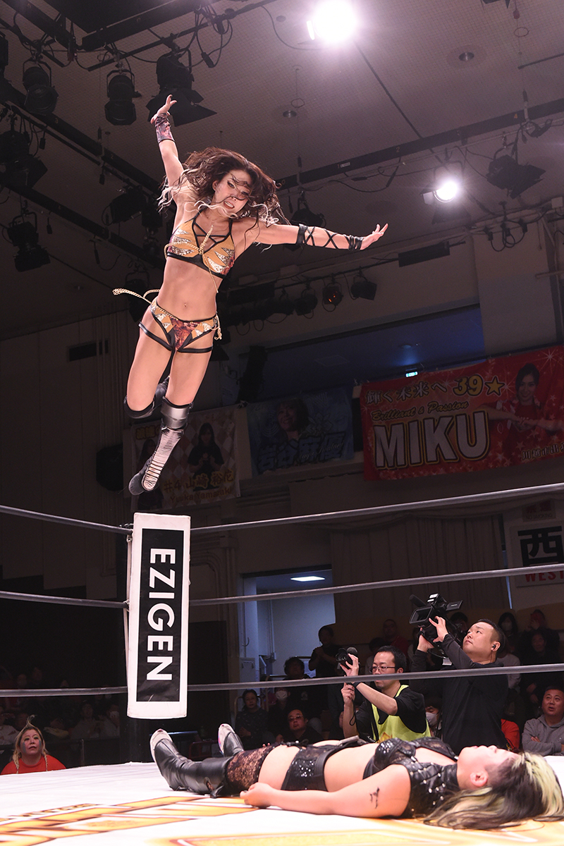 プロレスラーとしては飛び技もこなす【写真:(C)マリーゴールド】
