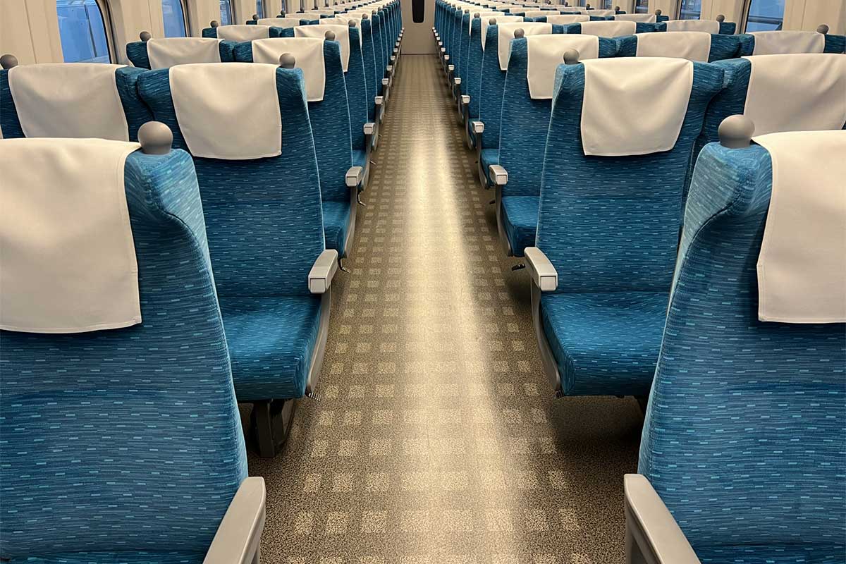 新幹線で果物をむく──昭和では普通の光景だったが…(写真はイメージ)【写真:写真AC】