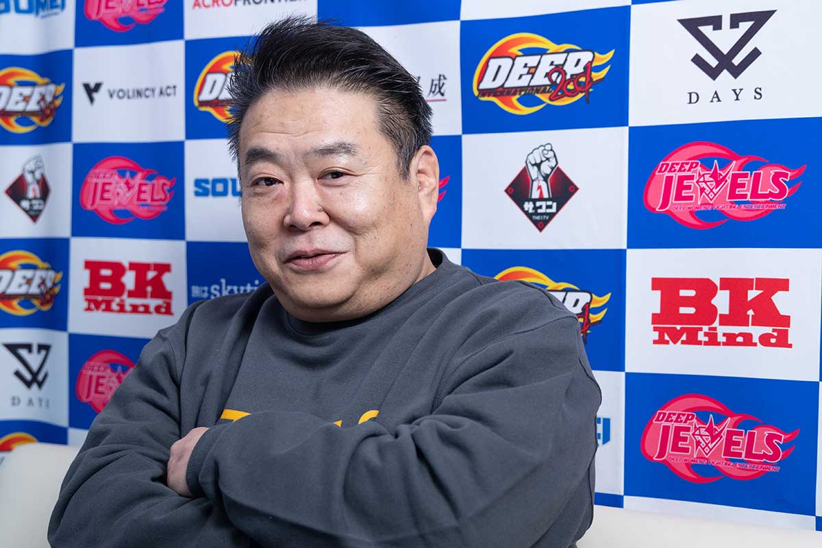 会見前の控室で一緒だったという佐伯繁代表【写真：増田美咲】