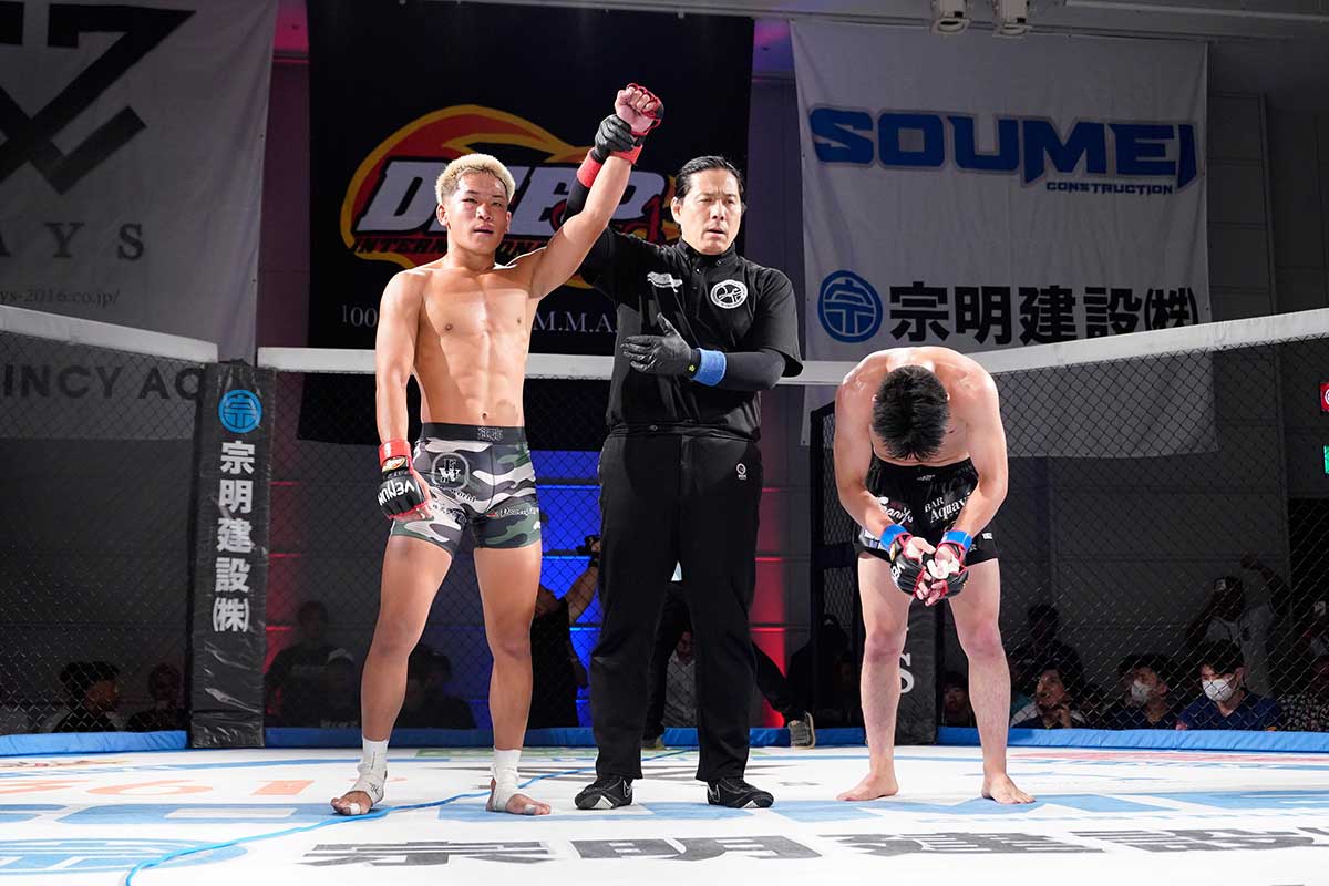 まさかの判定負けにうなだれる今井風快（右）【写真：(C)DEEP事務局】