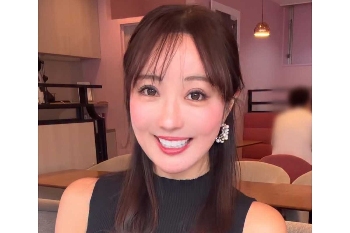 「50歳だけどこんな格好しても大丈夫ですか？」　ミニ丈ワンピ着用姿に広がる反響「年齢は関係ない！」「めっちゃ似合う」
