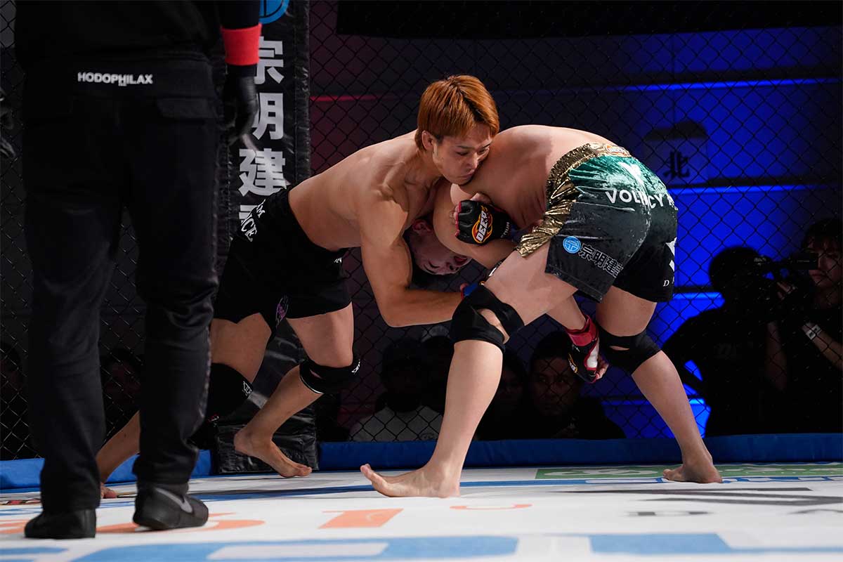 大越充悟のタックルを切る佐々木琢磨（左）【写真：(C)DEEP事務局】
