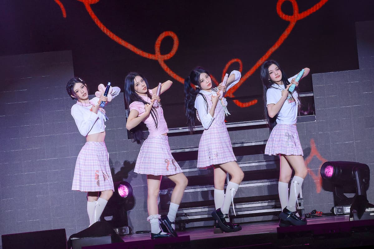 スクールガール風衣装で登場【写真：(C)(P)&(C) BELIFT LAB Inc.】