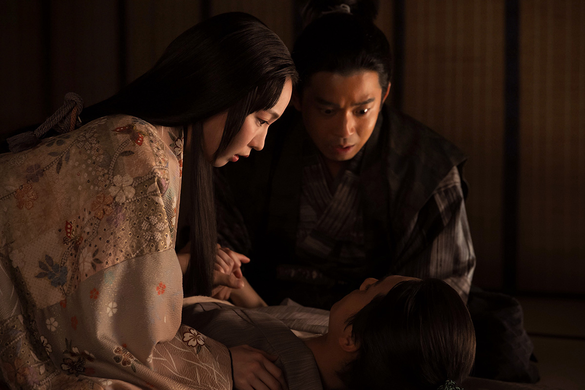与一郎（手前＝大西利空）を見守る慶（吉岡里帆）と小一郎（仲野太賀）【写真：(C)NHK】