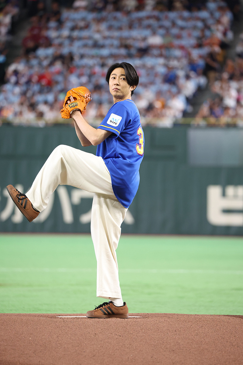 マイナビオールスターゲーム2026のファーストピッチに登場した相葉雅紀【写真：（提供）NPB】
