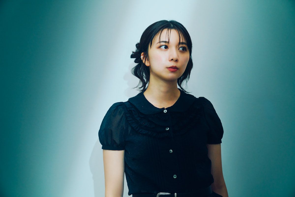 「活字が好きなので時間があればずっと本に触れていたい」【写真：高田啓矢】