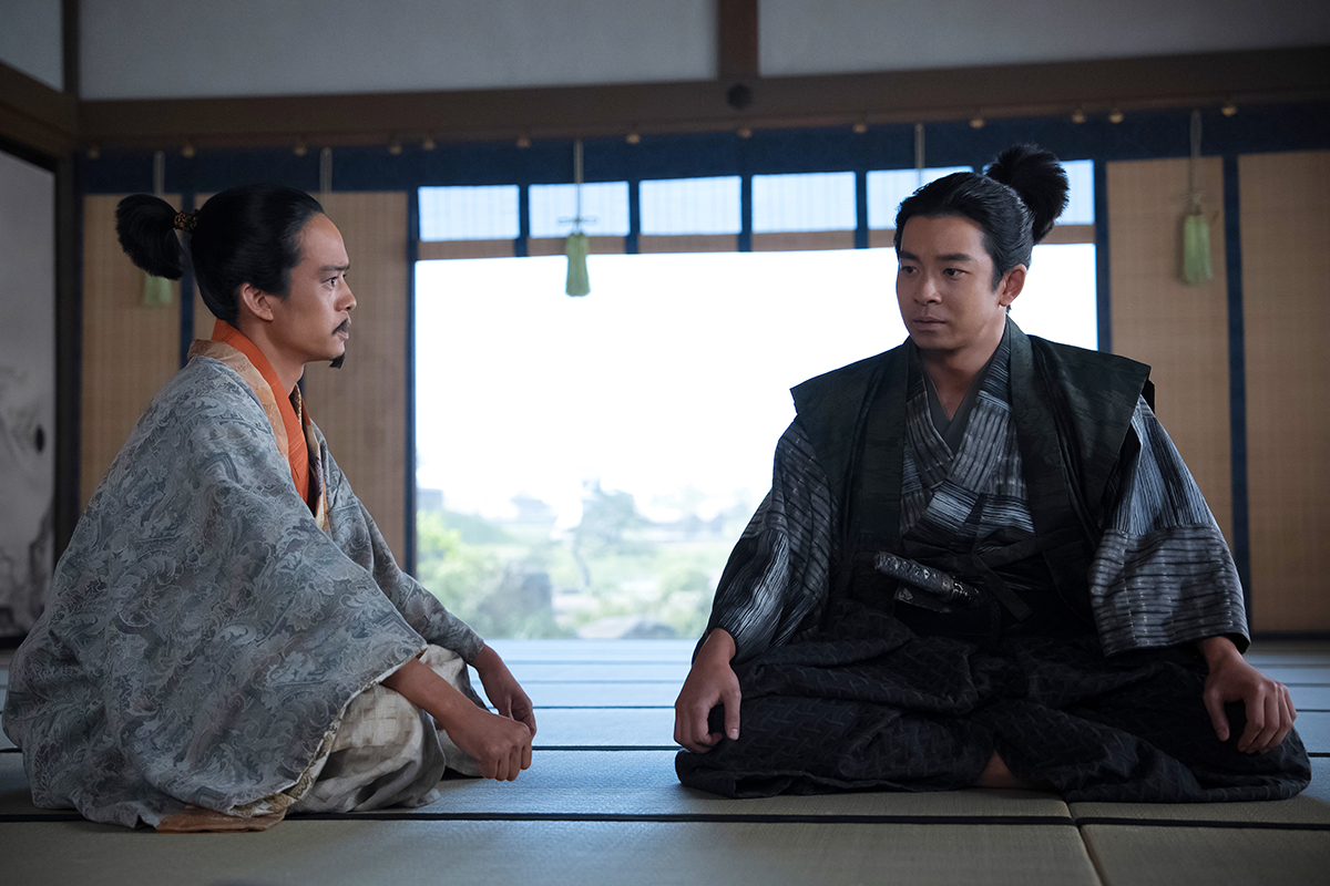 話をする秀吉（左＝池松壮亮）と小一郎（仲野太賀）【写真：(C)NHK】