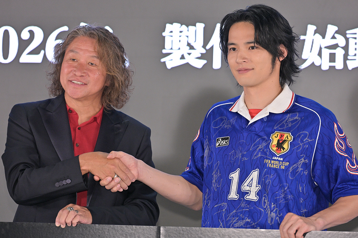 会見に登壇した岡野雅行氏(左)と水上恒司【写真:ENCOUNT編集部】
