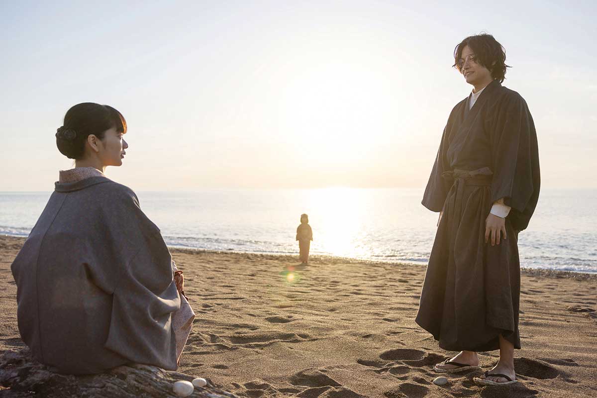 りん（見上愛）と話すシマケン（佐野晶哉）【写真：(C)NHK】