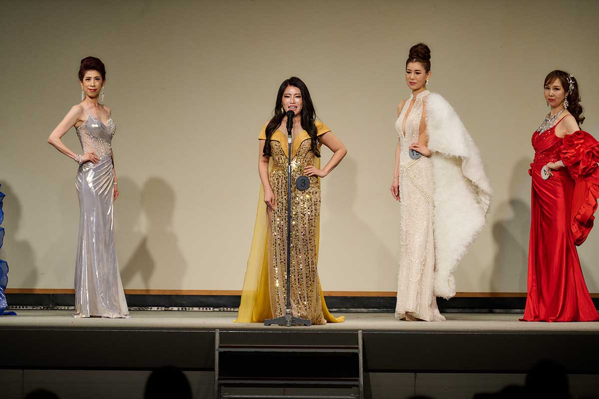 ミセスユニバースジャパン2026の舞台に立つ大﨑マナリさん【写真：ミセスユニバースジャパン提供】