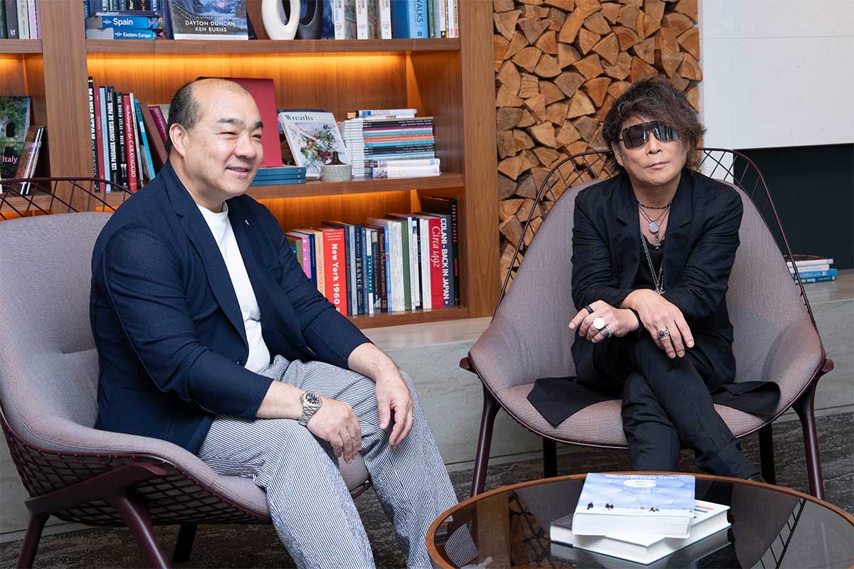 T-BOLANのラスト公演に向け、対談した西村誠司氏（左）と森友嵐士【写真：増田美咲】