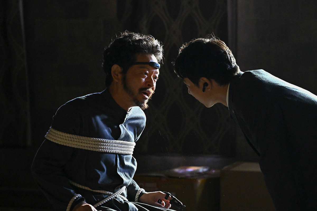 アリを演じる山中崇（左）【写真：(C)TBS】