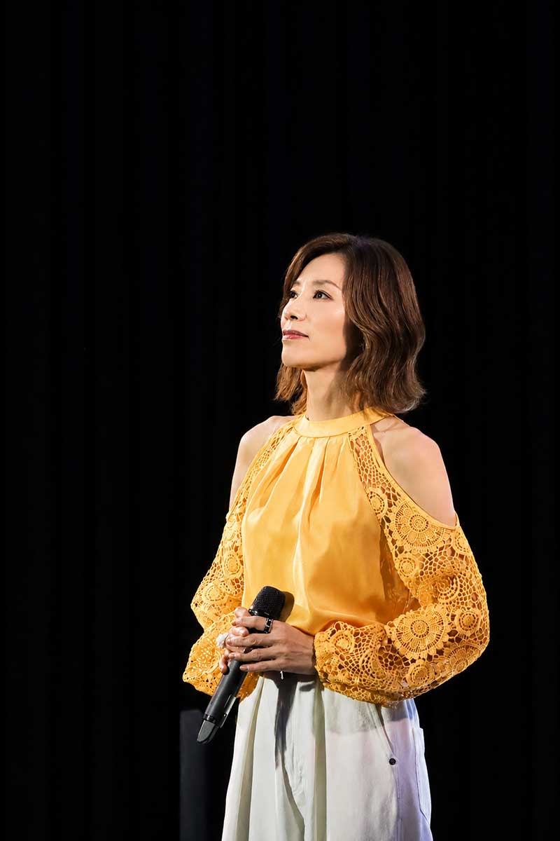 オリジナル曲『始まりの季節』で幕を開けた