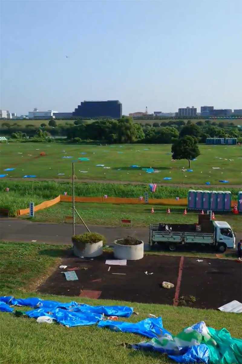 花火大会翌日、会場の河川敷に散乱した大量のごみ【写真:投稿者提供】