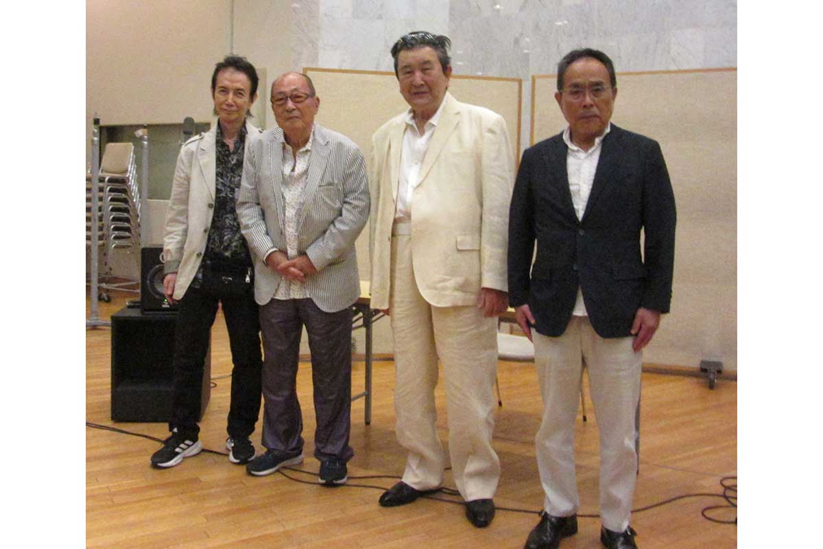 小林旭（左から3人目）と記念曲の作家陣。左から水木れいじ氏、叶弦大氏、右が原文彦氏【写真：ENCOUNT編集部】