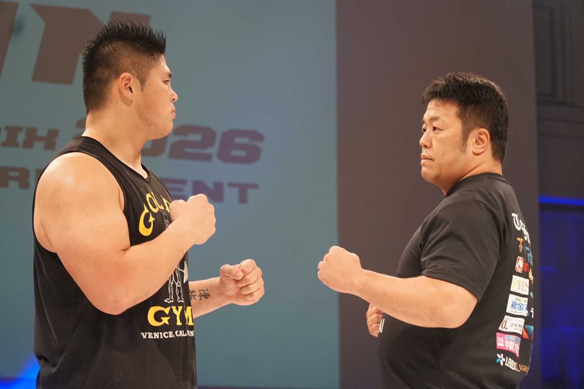1回戦でスダリオ剛（左）と激突する【写真：ENCOUNT編集部】